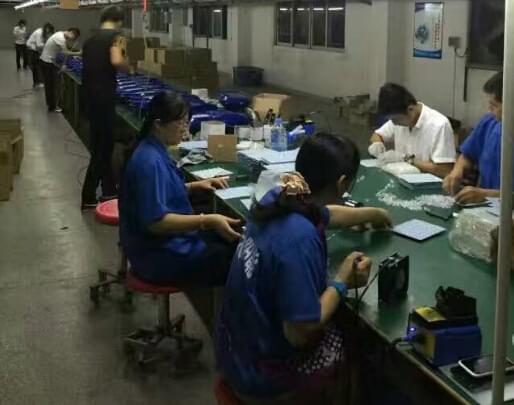 華可太陽(yáng)能工作人員加班趕貨