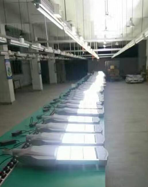 華可太陽(yáng)能團隊趕貨中