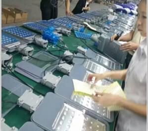 華可太陽(yáng)能路燈車(chē)間為客戶(hù)加班趕貨中！