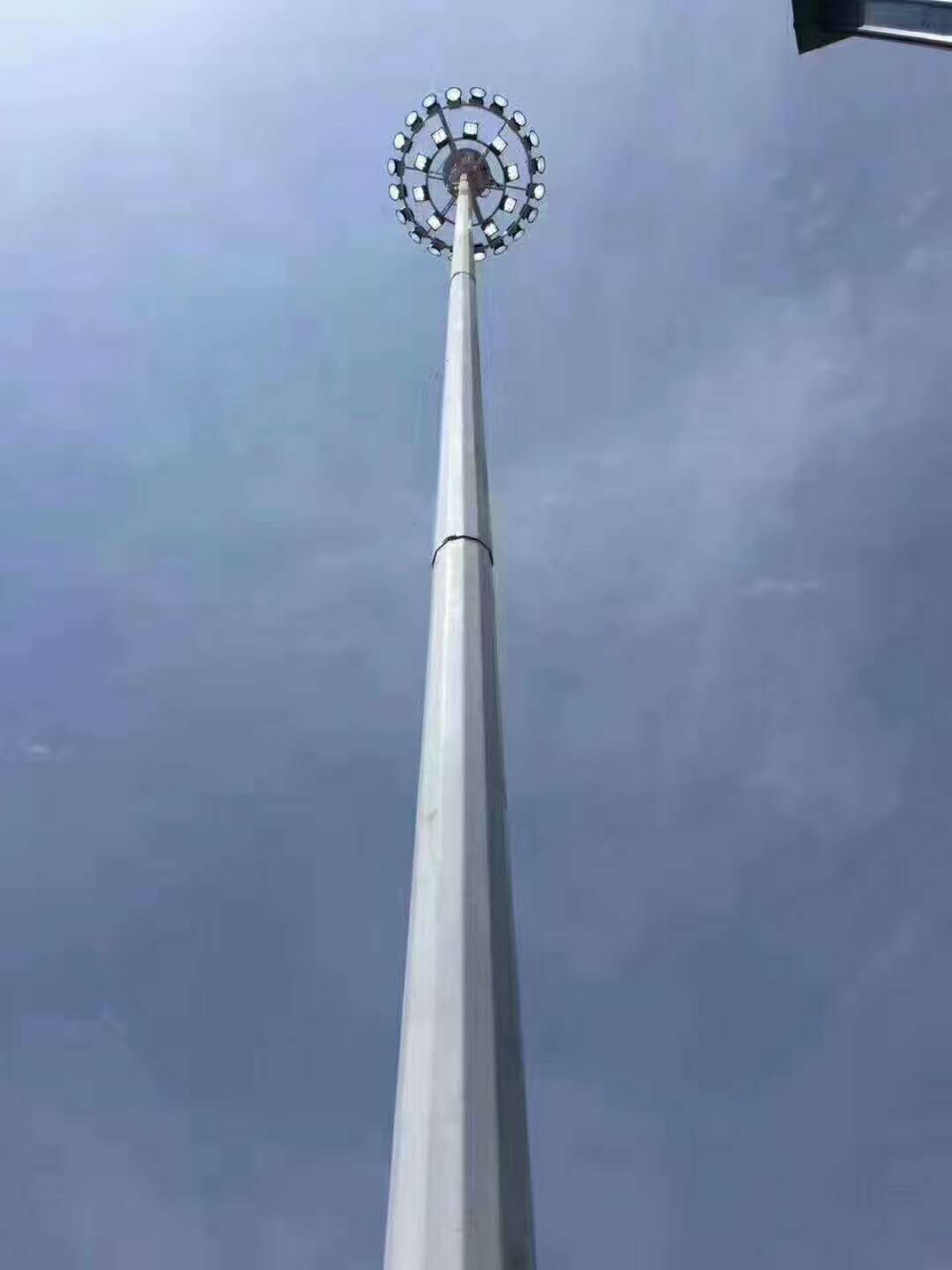 湖南邵陽(yáng)25米升降式led高桿燈安裝中！