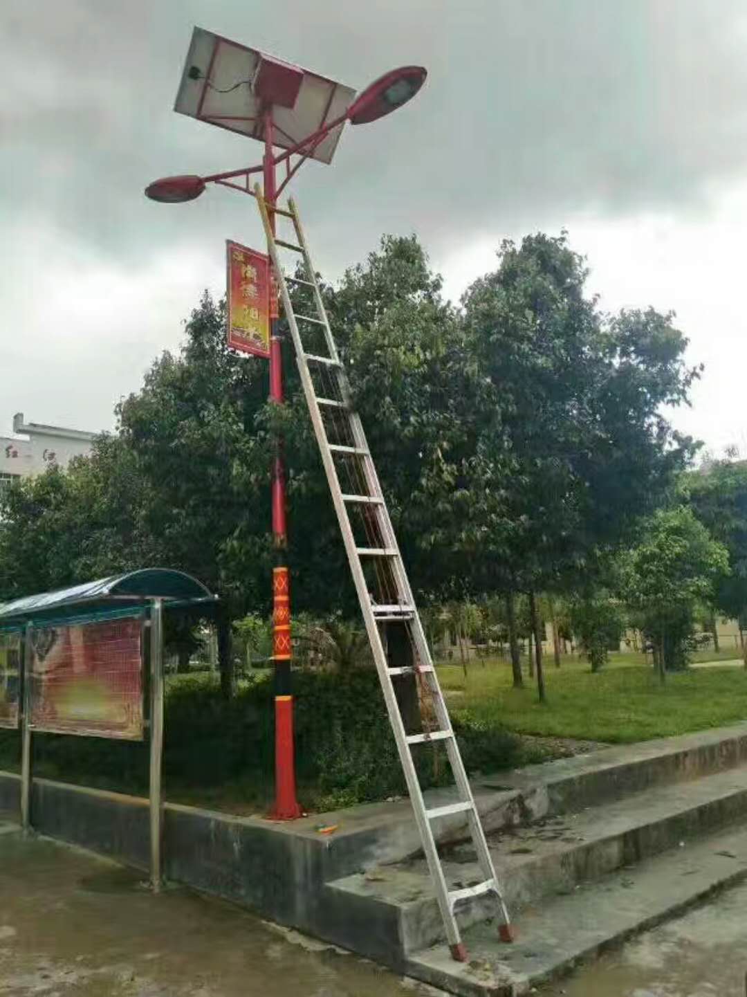 【華可工程】云南普洱88套民族特色太陽(yáng)能路燈項目完工！