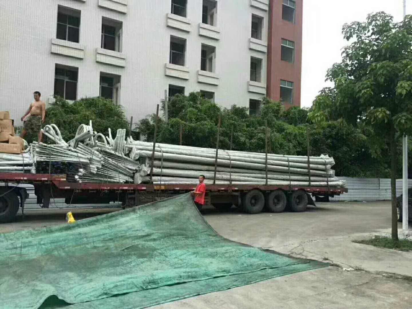 【華可路燈案例】甘肅200套農村led太陽(yáng)能路燈發(fā)整車(chē)！